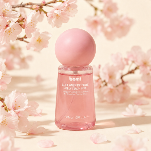 BOMI Colágeno Jelly Serum Mist entre flores de cerezo