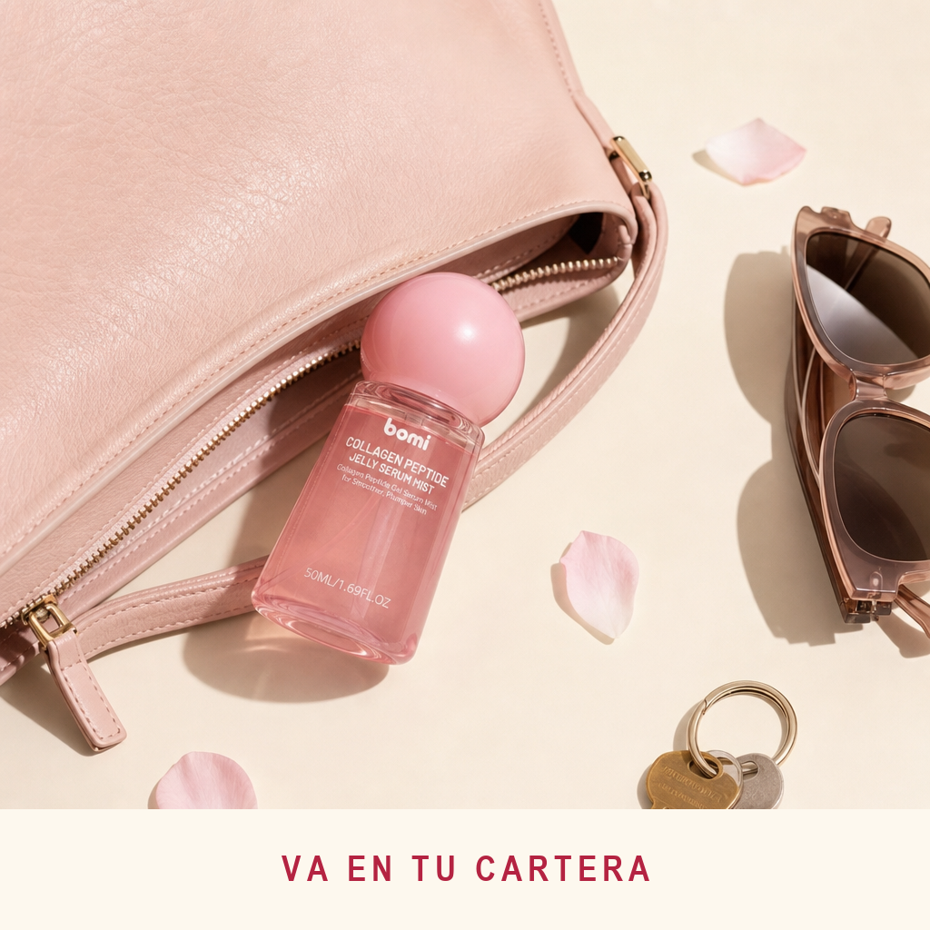 El frasco saliendo de una cartera junto a lentes y llaves