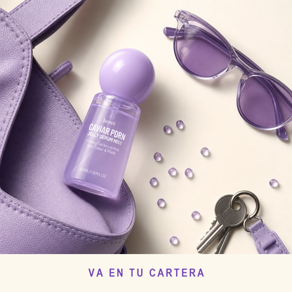 El frasco saliendo de una cartera junto a lentes y llaves