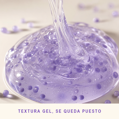 Macro del gel lila con perlas de caviar suspendidas